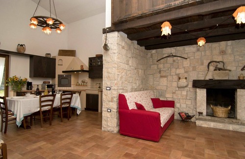 San Lupo House | Beautiful private villa with WIFI, A/C, private pool, TV, patio, pets allowed and panoramic view