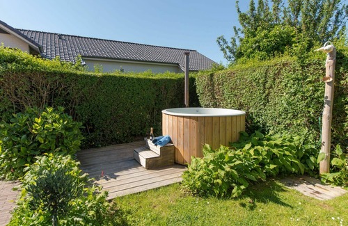 Bredene Villa | Beautiful private villa for 4 guests with hot tub, WIFI, TV and parking