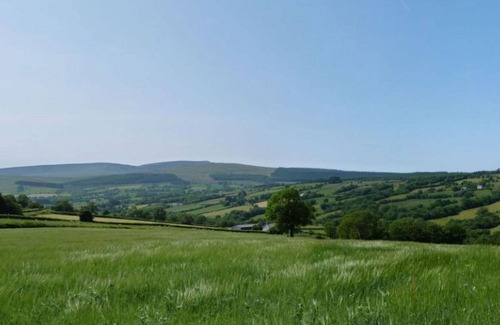 Brecon House | Beautiful private villa for 10 guests with WIFI, TV, patio and parking