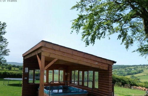 Brecon House | Beautiful private villa for 10 guests with WIFI, TV, patio and parking