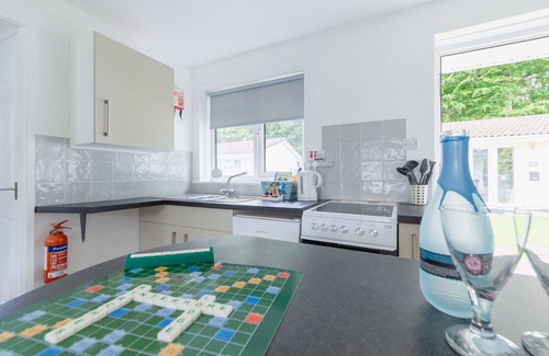 Liskeard House | Beautiful private villa for 8 people with WIFI, TV, patio and parking