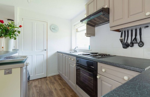 Liskeard House | Beautiful private villa for 8 people with WIFI, TV, patio and parking