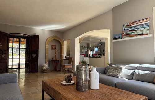 Rognes House | Beautiful Provencal house with magnificent view of pool and garden
