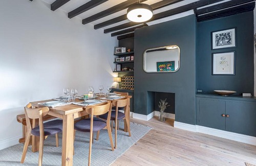 Ruthin House | Beautiful Redbrick Home in Ruthin Centre & Parking