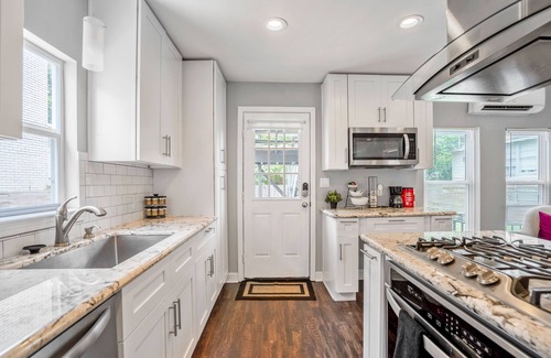 South Central Houston House | Beautiful, Renovated, Cozy & Quiet Vacation Home in Central Houston!