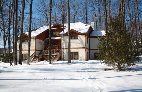 Boyne Falls Condo | Beautiful Renovated Disciple’s Ridge Condo. Near Boyneland. New Carpet in 3/23