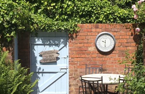 Chester House | Beautiful River View Cottage, central city, easy parking, garden