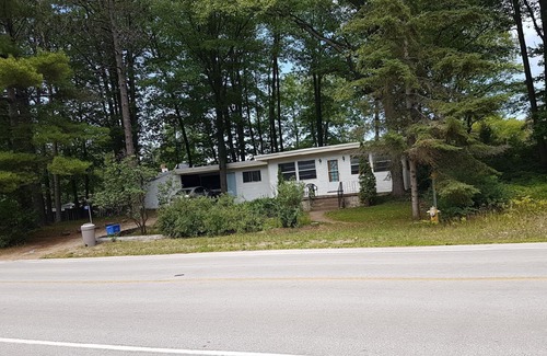 Wasaga Beach Cottage | BEAUTIFUL RIVERFRONT HOUSE FOR RENT BOATING AND SKI SEASON