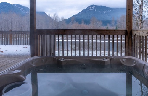 Packwood House | Beautiful riverfront cabin on 5 acres. Breathtaking views. Sleeps 12.