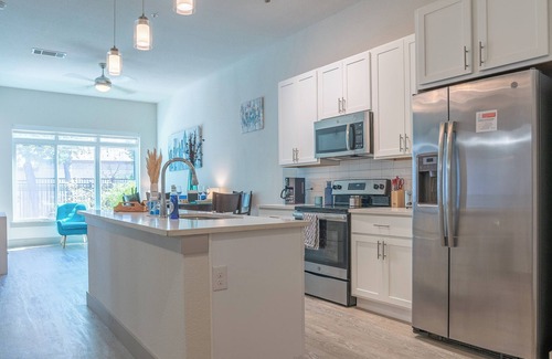 Downtown San Antonio Apartment | Beautiful RiverWalk Apt with Full Amenities, King Bed, Pool, Gym, Free Parking