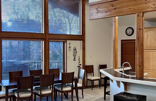 McNeil House | Beautiful Rolling Hill Views of Lake Travis <20 Minutes to Downtown Austin