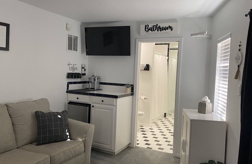 McNeil House | Beautiful Rolling Hill Views of Lake Travis <20 Minutes to Downtown Austin