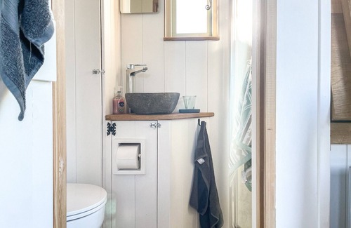 Hayling Island Cottage | Beautiful romantic getaway overlooking fields on the beautiful south coast.