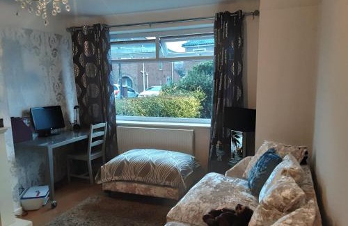Rowton House | Beautiful romantic village house with Netflix