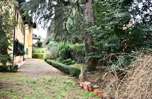 Oltrarno Apartment | Beautiful room surrounded by greenery and very bright, with garden.