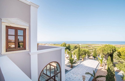 Kamari Villa | Beautiful Santorini | Villa Leon | 4 Bedrooms | Stunning Heated Jacuzzi &.