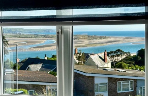 Aberdovey House | Beautiful Seaside House- Spectacular Views - Garden- Free Parking- Pets Allowed
