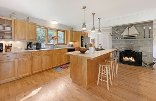 Damariscotta House | Beautiful, Secluded Pemaquid Lake Front Home