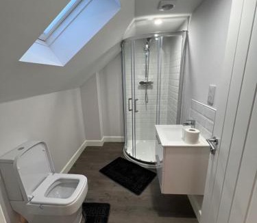 Strood House | Beautiful Shared One Bed Flat (Room/Front)