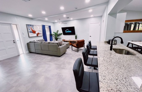 Lake Ridge House | Beautiful, Spacious & Affordable Home in FLL