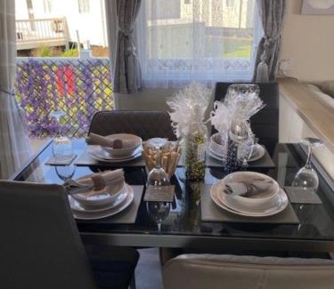 Lydd-on-Sea House | Beautiful Spacious Holiday Home - Romney Sands