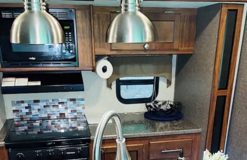Snellville House | Beautiful Spacious RV Camper on local property, 5 minutes from Snellville City.