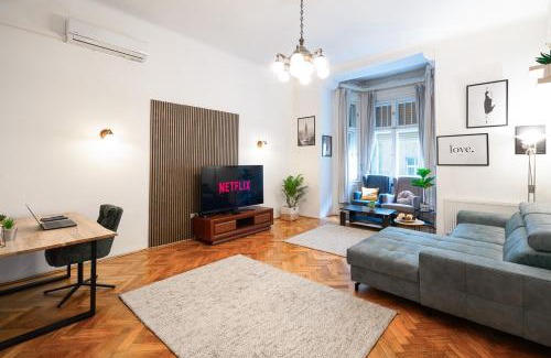 Vizivaros Apartment | Beautiful Spacious Three-Room Suite Close to Buda Castle