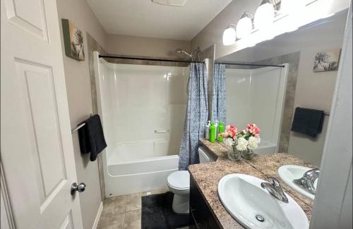 Southeast Edmonton House | Beautiful Stay Air condition at Ellerslie Edmonton