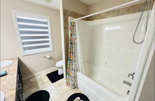 Southeast Edmonton House | Beautiful Stay Air condition at Ellerslie Edmonton
