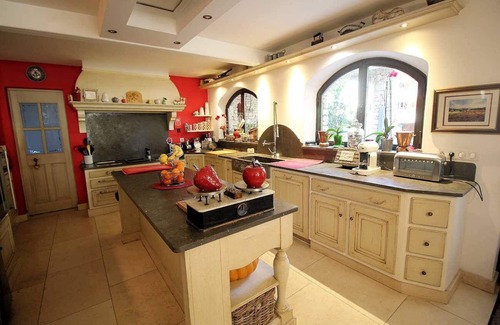 Orgon House | Beautiful stone farmhouse in Orgon, large park with heated, fenced swimming pool, pets welcome (1).