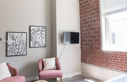 Downtown Des Moines Apartment | Beautiful Studio Downtown with Rooftop and Gym