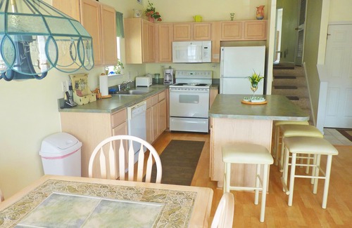 North End Condo | BEAUTIFUL SUNNY & AIRY BEACH CONDO 3BD&2BA PARKING, 6 FREE BEACH TAGS & BIKES