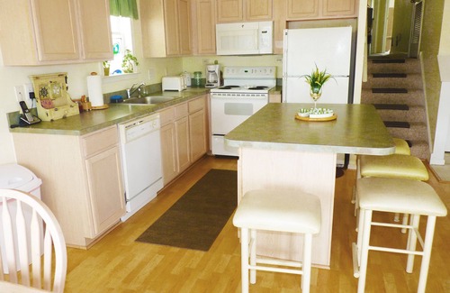 North End Condo | BEAUTIFUL SUNNY & AIRY BEACH CONDO 3BD&2BA PARKING, 6 FREE BEACH TAGS & BIKES