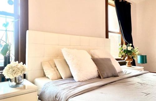 Plateau Mont Royal Apartment | Beautiful Sunny big apartment
