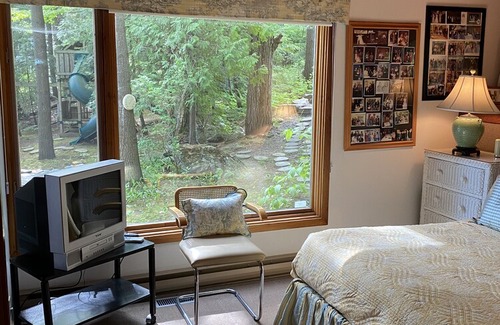 Gravenhurst Cottage | Beautiful Sunsets, 2kayaks,SUP,canoe,hot tub,outdoor living on Boathouse,Playset