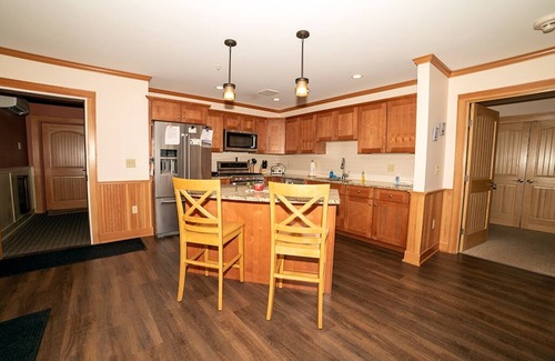 North Conway Condo | Beautiful townhome on Mt Cranmore-pool-hot tub & alot of fun amenties.