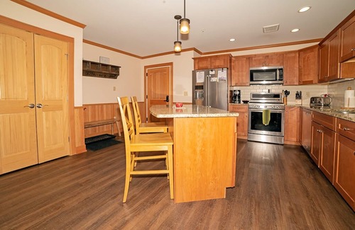 North Conway Condo | Beautiful townhome on Mt Cranmore-pool-hot tub & alot of fun amenties.
