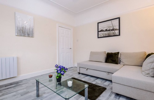 Wallasey House | Beautiful Townhouse Near City Beach
