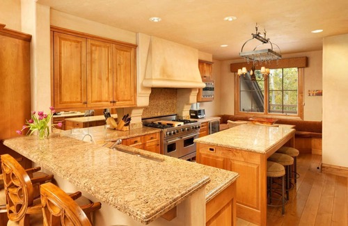 Snowmass Village Villa | Beautiful townhouse with ski-in/out privileges at Two Creeks