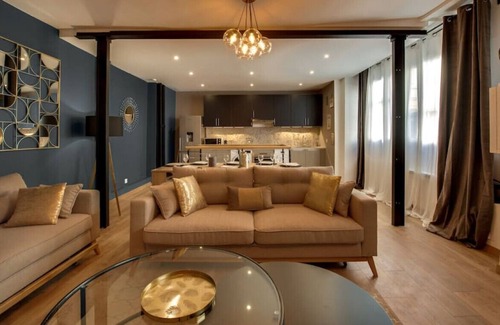 Quartier de la Porte-Saint-Denis Apartment | Beautiful Triplex in the Center of Paris