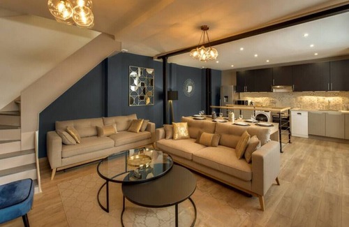Quartier de la Porte-Saint-Denis Apartment | Beautiful Triplex in the Center of Paris