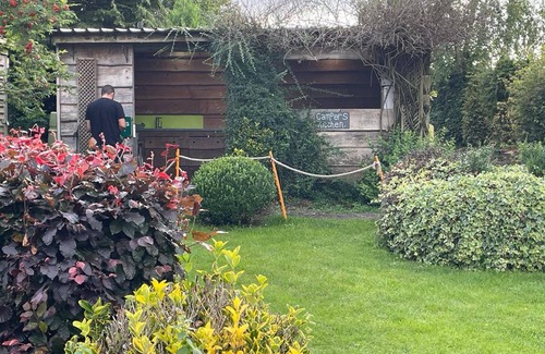 Winterbourne Stoke Cabin | Beautiful Twin Glamping Pod in Salisbury