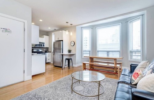River North Apartment | Beautiful Unit CHI in Prime River North - 2