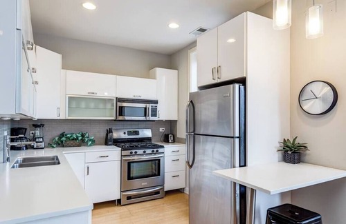 River North Apartment | Beautiful Unit CHI in Prime River North - 2