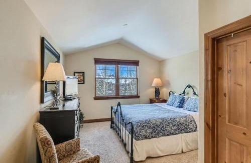 The Highlands House | Beautiful Unit in Quiet Area with Shuttle to Slopes
