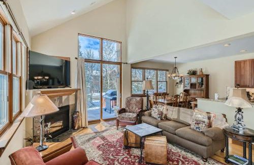 The Highlands House | Beautiful Unit in Quiet Area with Shuttle to Slopes