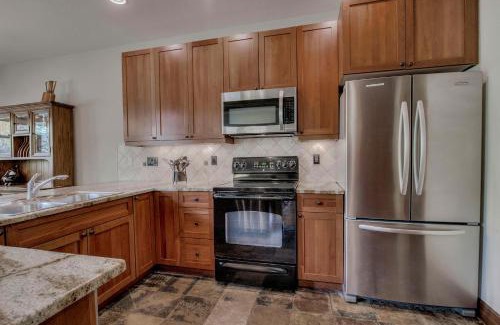 The Highlands House | Beautiful Unit in Quiet Area with Shuttle to Slopes