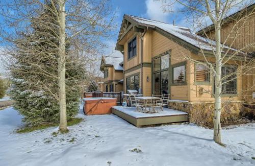 The Highlands House | Beautiful Unit in Quiet Area with Shuttle to Slopes