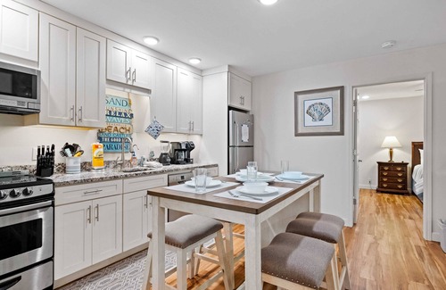 Hilton Head Island Condo | Beautiful updated 1 Bedroom Condo secluded Complex with Pool walk to the Beach!