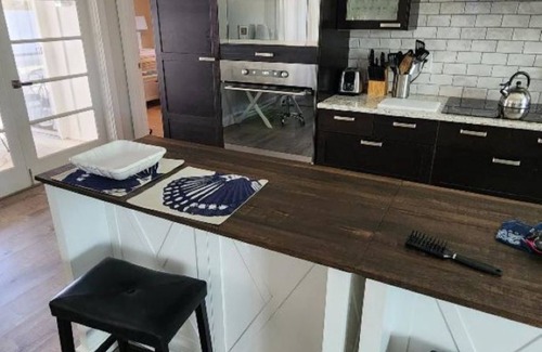 Golden Beach House | Beautiful updated home - Walk to Beach